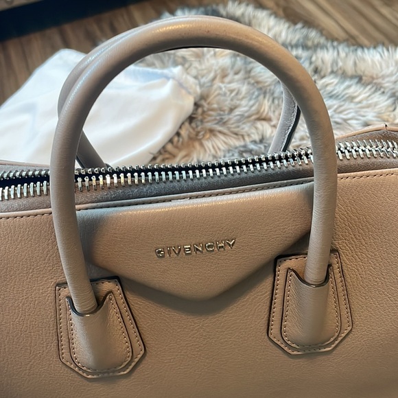 Authentic Givenchy Antigona - Picture 4 of 7